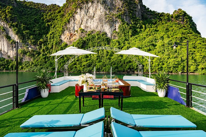 Halong Bay Day Cruise from Hanoi: Buffet, Jacuzzi & Scenic Views
