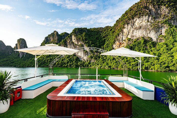 Halong Bay Day Cruise from Hanoi: Buffet, Jacuzzi & Scenic Views