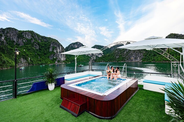 Halong Bay Day Cruise from Hanoi: Buffet, Jacuzzi & Scenic Views