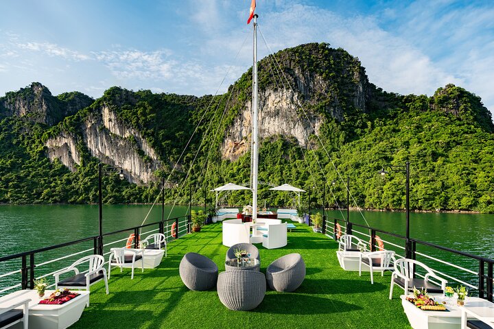 Halong Bay Day Cruise from Hanoi: Buffet, Jacuzzi & Scenic Views