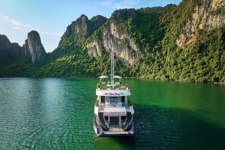 Halong Bay Day Cruise from Hanoi: Buffet, Jacuzzi & Scenic Views