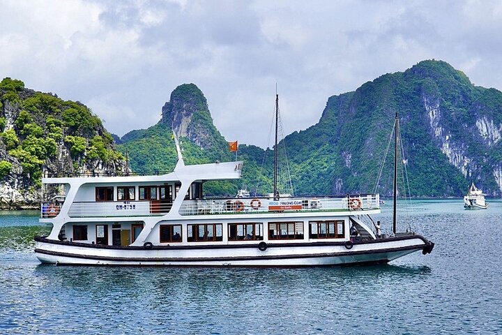 Halong Bay Day Tour with Expressway,Cave,Island,Beach from Hanoi