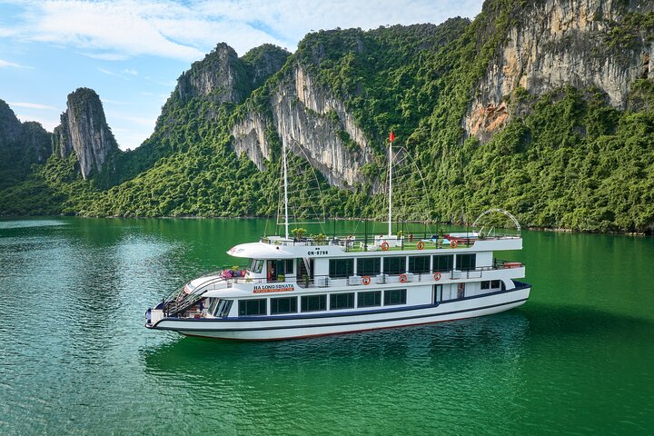 Halong Bay Full-Day Cruise, Buffet Lunch, Cave, Island from Hanoi