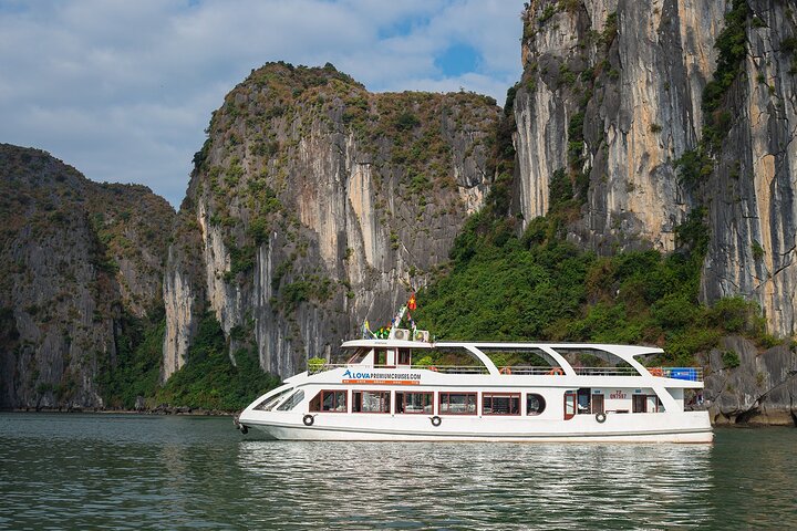 Halong Bay Full-Day Cruise, Buffet Lunch, Cave, Island from Hanoi