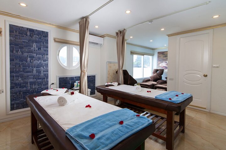 Halong Bay Luxury Cruise 2 Days with Caving,Swimming,Kayaking