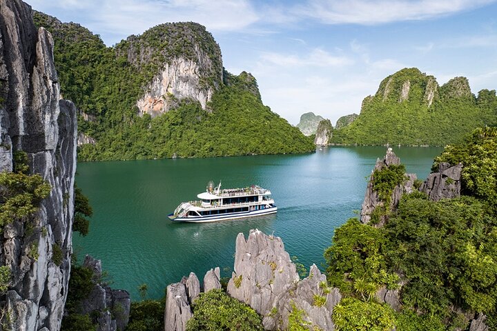 Halong Bay Seaplane and Luxury Cruise: Stunning Views of the Bay