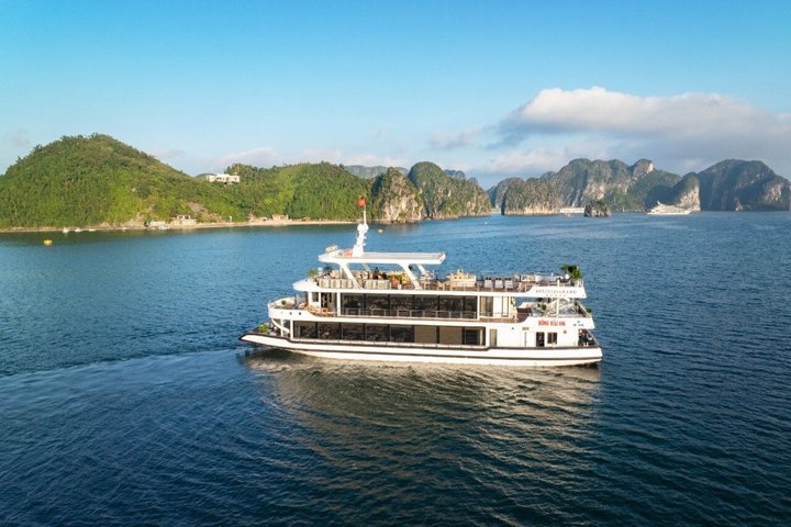 Halong Bay Luxury Cruise: Sung Sot Cave, Titop Island & Buffet