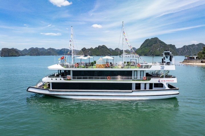 Halong Bay Luxury Cruise: Sung Sot Cave, Titop Island & Buffet