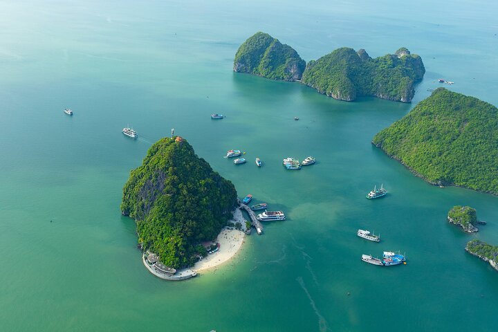 Halong Bay Seaplane and Luxury Cruise: Stunning Views of the Bay