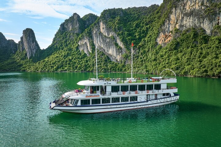Halong Bay Luxury Sonata Cruise with Traditional Music from Hanoi