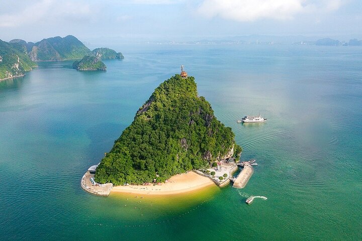 Halong Bay Overnight Cruise with Water Activities