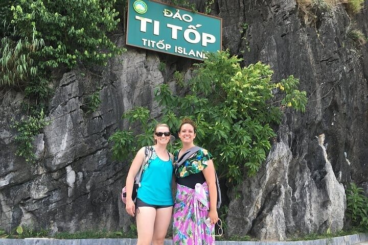 Halong Bay Overnight Cruise with Water Activities