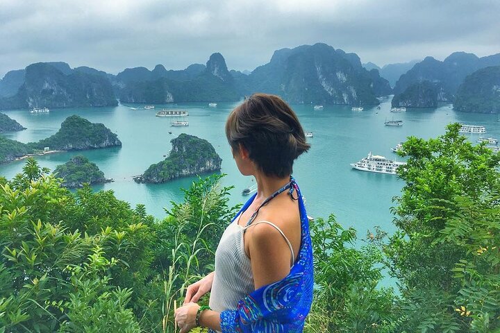 Halong Bay Overnight Cruise with Water Activities