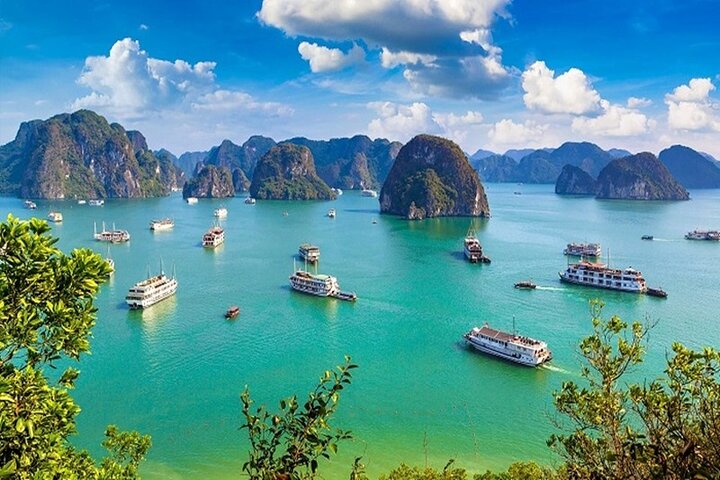 Halong Bay Overnight Cruise with Water Activities