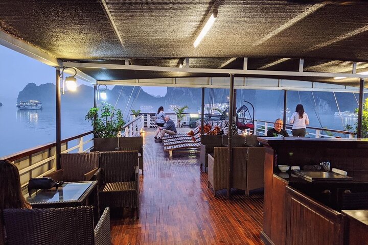 BOUTIQUE CRUISES Halong Bay 2 Days,1 Night Tour : Swimming, Caving,Kayaking