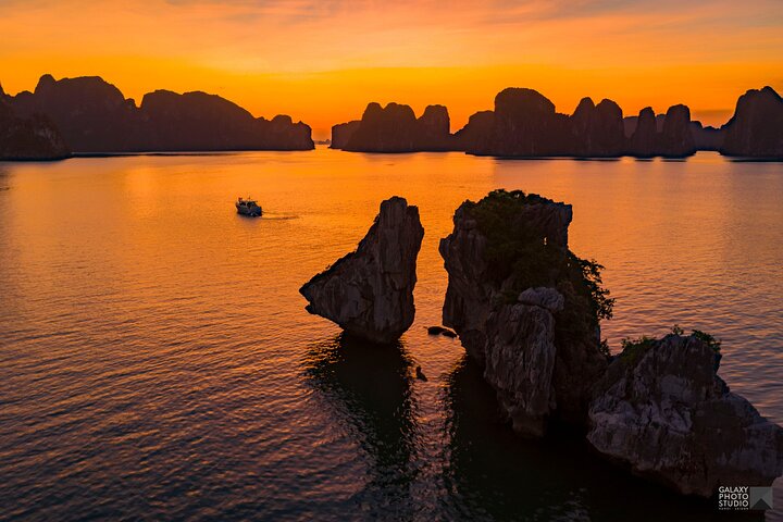Private Yacht Experience at Halong Bay: Sunset, Kayaking,Swimming