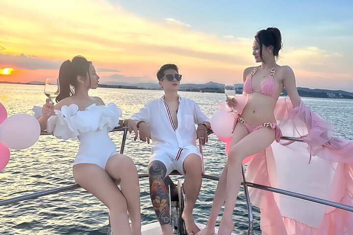 Private Yacht Experience at Halong Bay: Sunset, Kayaking,Swimming