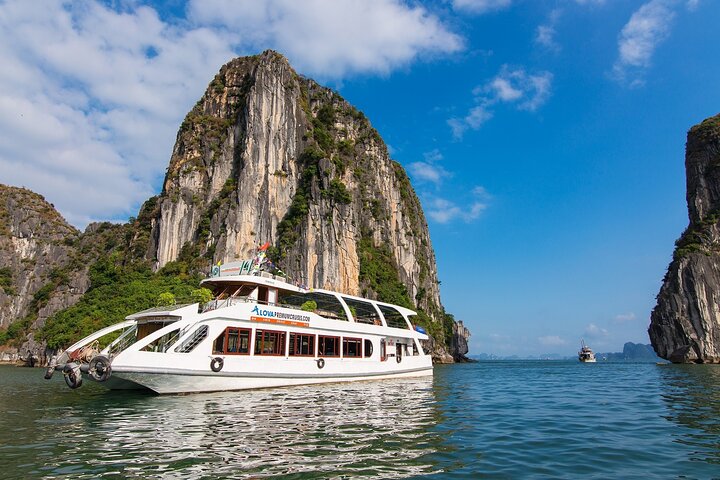 Halong DELUXE Cruise Full Day Tour: Buffet Lunch,Cave and Island