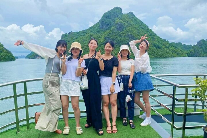 Halong DELUXE Cruise Full Day Tour: Buffet Lunch,Cave and Island