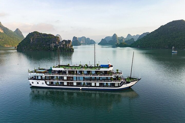 Halong Overnight Cruises 2 Days 1 Night Tour from Hanoi