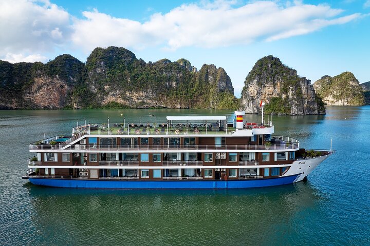 Halong Overnight Cruises 2 Days 1 Night Tour from Hanoi