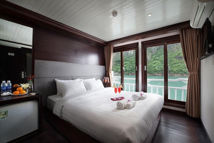 Halong Party Cruise & Seaview Bungalow 3 Days from Hanoi
