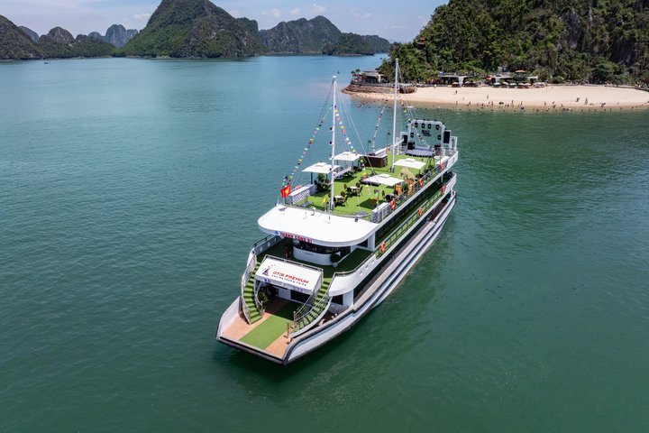 Hanoi: 5-Star Luxury Ha Long Bay Day Cruise, Lunch & Limousine