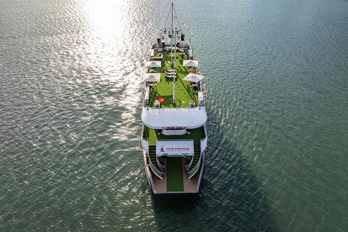 Hanoi: 5-Star Luxury Ha Long Bay Day Cruise, Lunch & Limousine