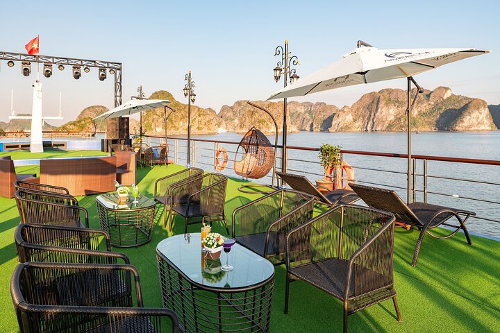 Hanoi: Luxury Halong Bay 5-Star Cruise with Buffet & Kayaking
