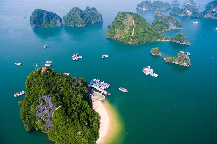 Hanoi: Luxury Halong Bay 5-Star Cruise with Buffet & Kayaking