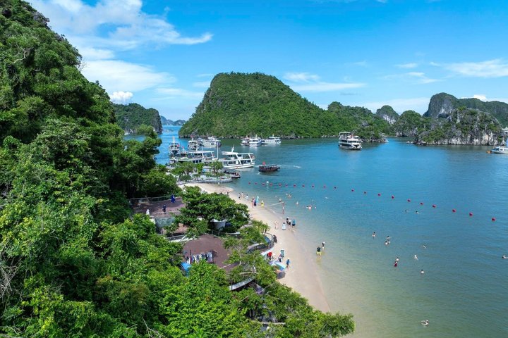 Hanoi: Luxury Halong Bay 5-Star Cruise with Buffet & Kayaking