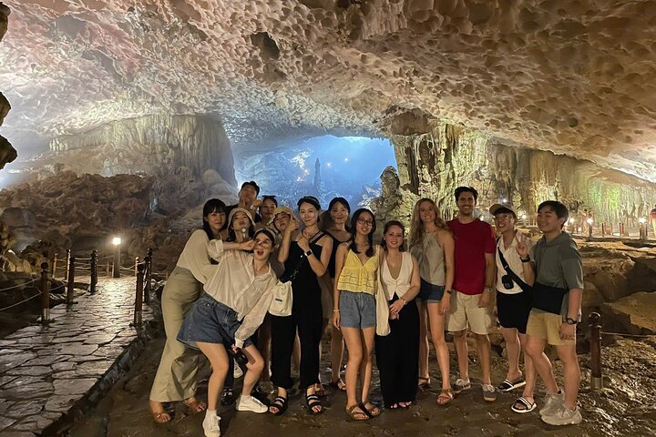 Hanoi to Halong Bay: 2-Day Royal Palace Cruise with Cave,Island