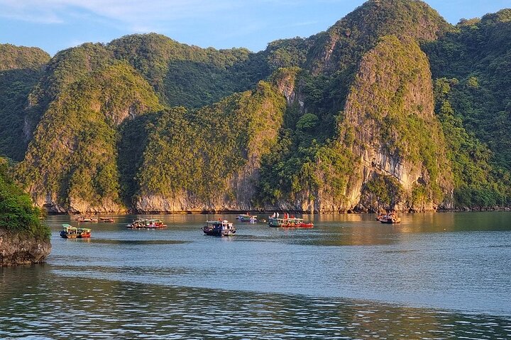 Hanoi to Halong Bay: 2-Day Royal Palace Cruise with Cave,Island