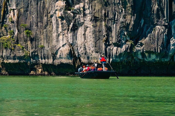 Hanoi to Halong Bay: 2-Day Royal Palace Cruise with Cave,Island