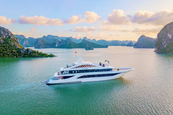 Hanoi to Halong Bay: Leona 5-Star Luxury Cruise with Tasty Lunch