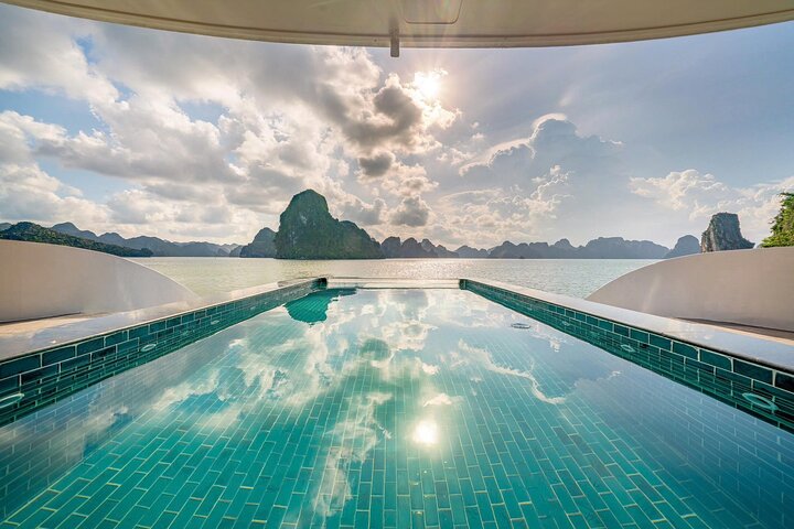 Hanoi to Halong Bay: Leona 5-Star Luxury Cruise with Tasty Lunch