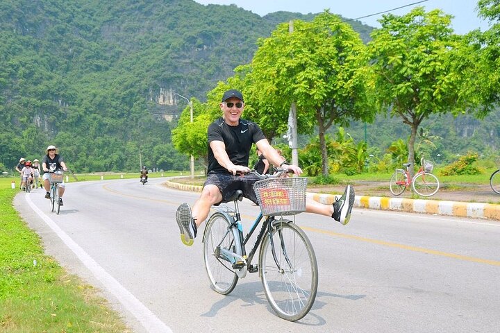 Hoa Lu, Tam Coc & Mua Caves: Deluxe Day Trip from Hanoi