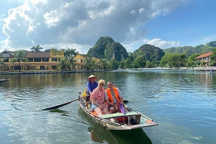 Hanoi to Ninh Binh: Deluxe Tour of Hoa Lu, Tam Coc & Mua Cave