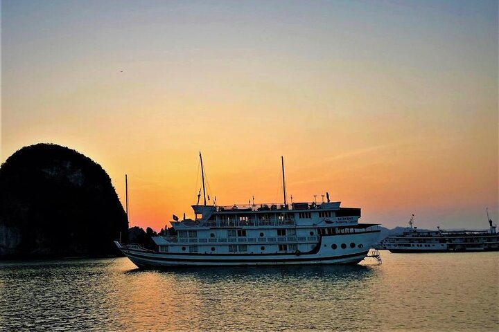 Hanoi To Sapa Fansipan & Getaway to Halong Bay Overnight Cruise ( SIC 6D5N)