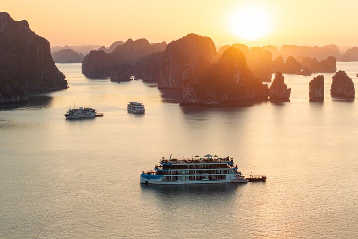 Hanoi: Top Luxury Journey 2-Day Bai Tu Long Bay 6-Star Cruise