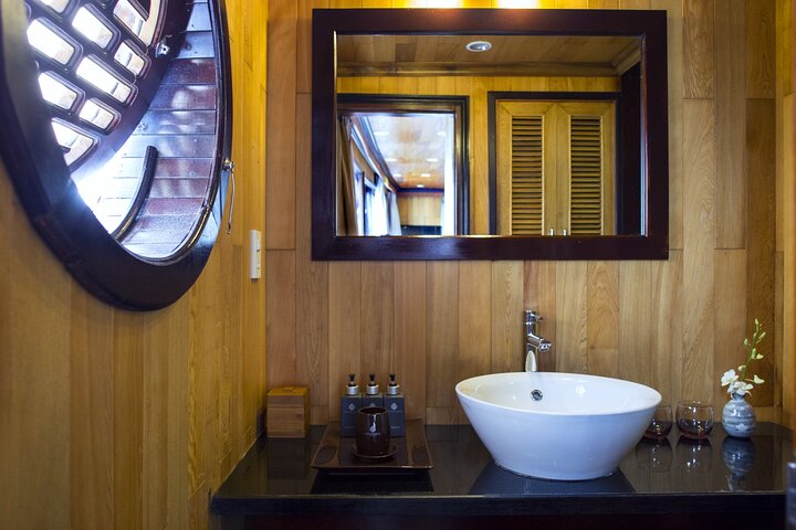 Hera Classic Cruise 2 Days 1 Night Halong Bay With BALCONY CABINS
