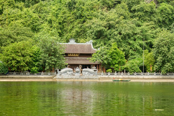 HOA LU AND TRANG AN GROTTOES DAY TOUR
