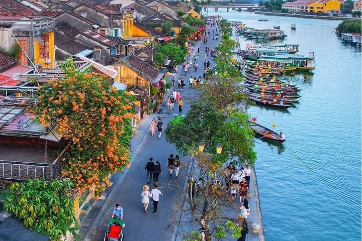 Private Boat Ride, Night Market, and Walking Tour in Hoi An