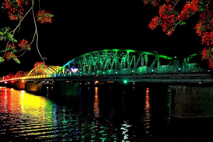 HUE NIGHT DRAGON BOAT CRUISE EXPERIENCE