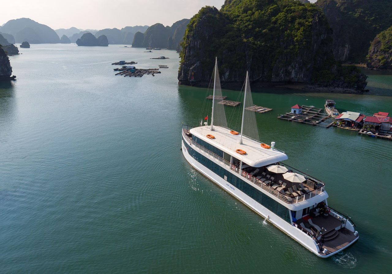 Luxury-halong-bay-cruise-tour-from-hanoi