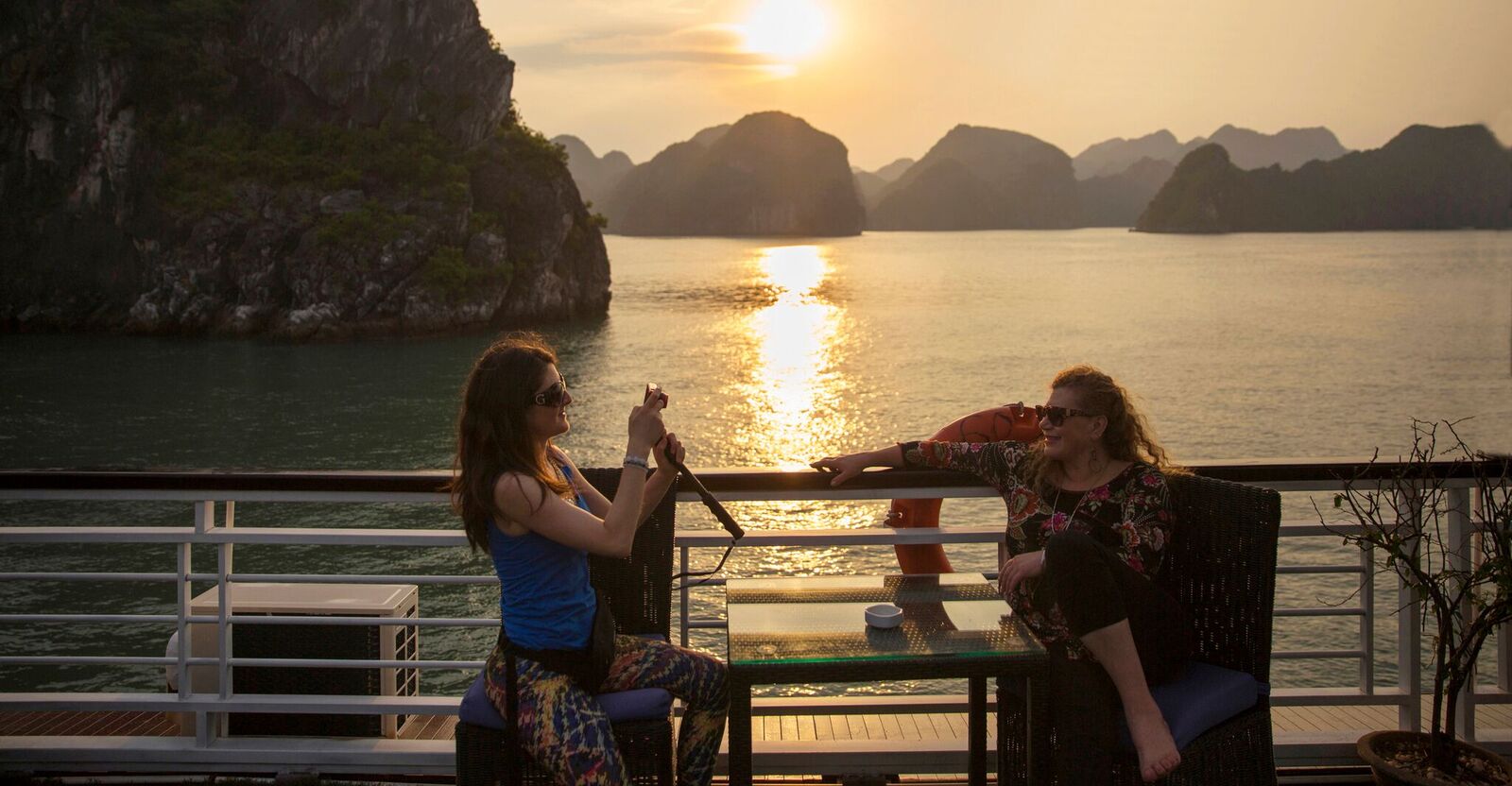 Luxury-halong-bay-cruise-tour-from-hanoi