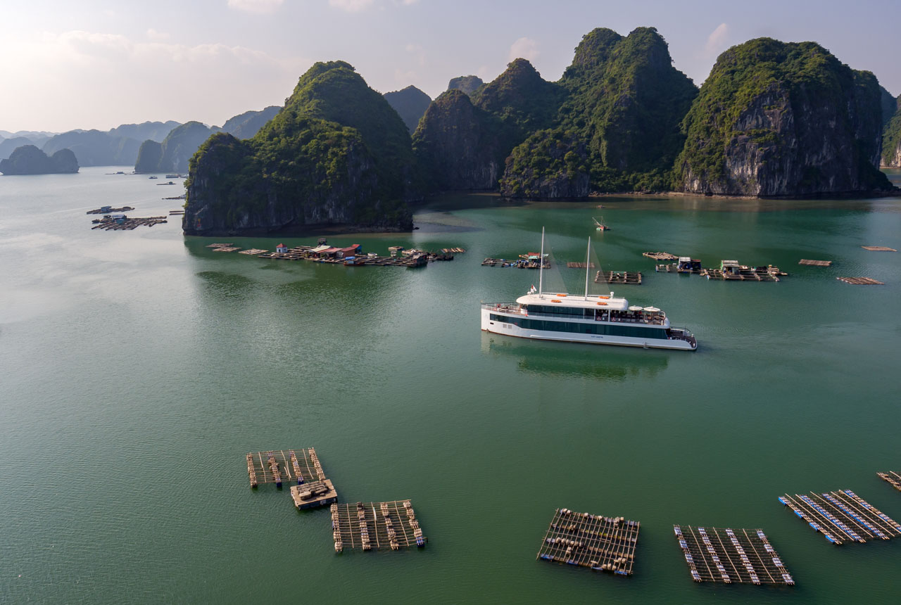 Luxury-halong-bay-cruise-tour-from-hanoi