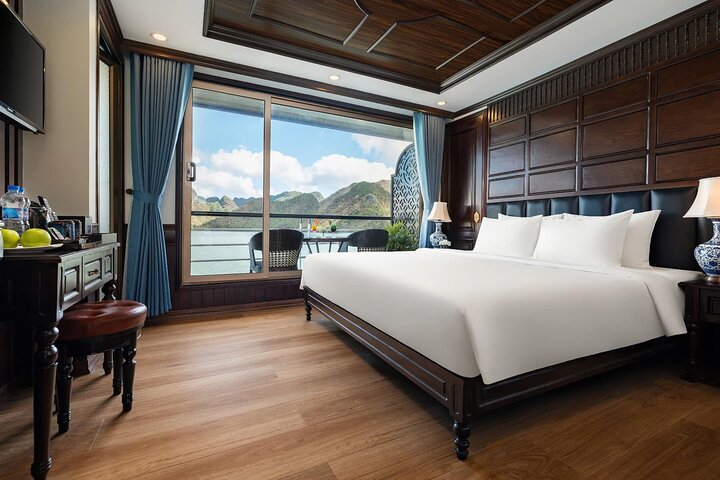 Luxury Cabin with Private seaview balcony & en-suite bathroom