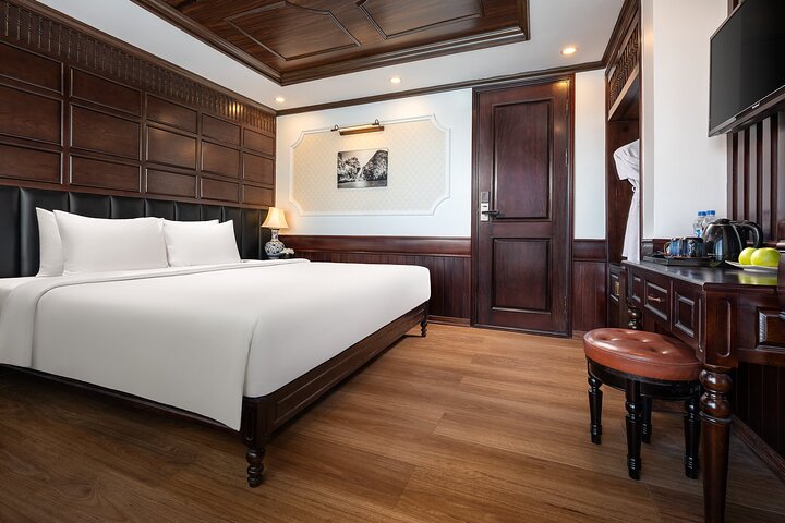 Luxury Cabin with Private seaview balcony & en-suite bathroom