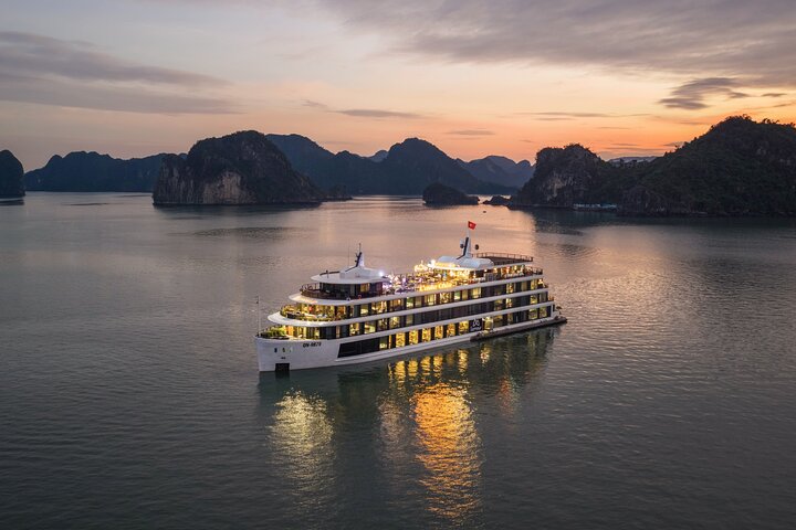 L’amour Cruise 2-Day 1-Night Ha Long Bay Scenic Luxury Tour